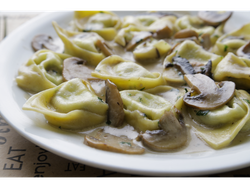 Tortellone ricotta y espinaca con salsa Champignon