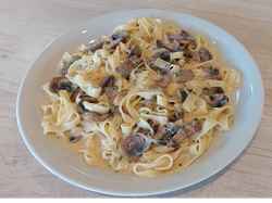 Tallarines con salsa Champignon
