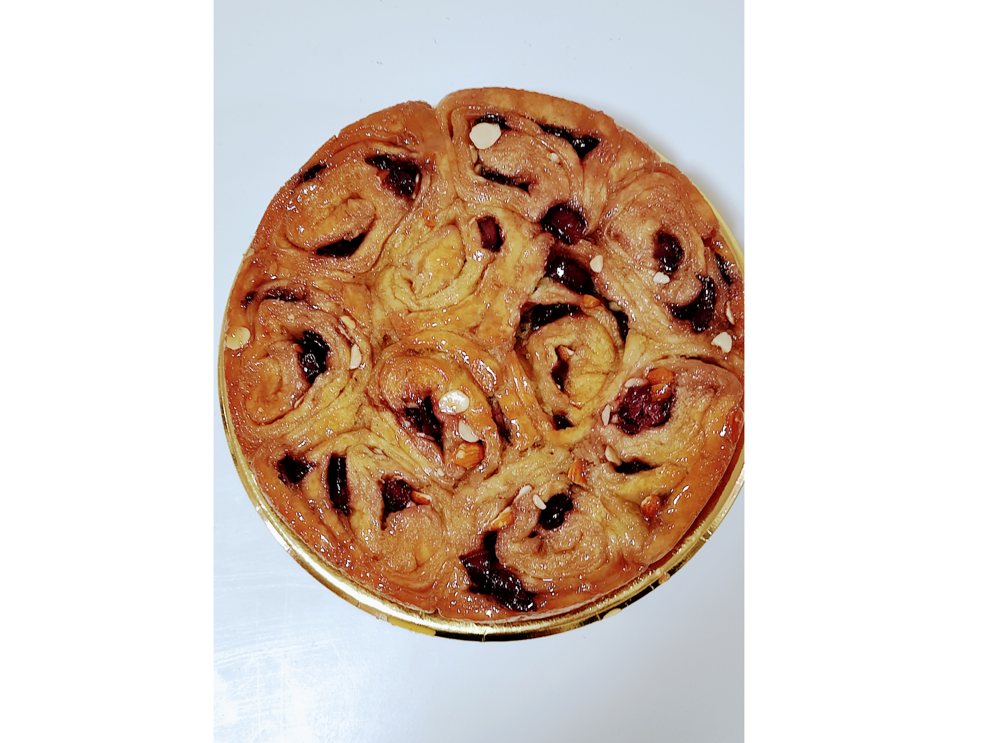 TORTA HARINA DE ALMENDRAS RELLENA CON PERAS AL MALBEC Y ALMENDRAS