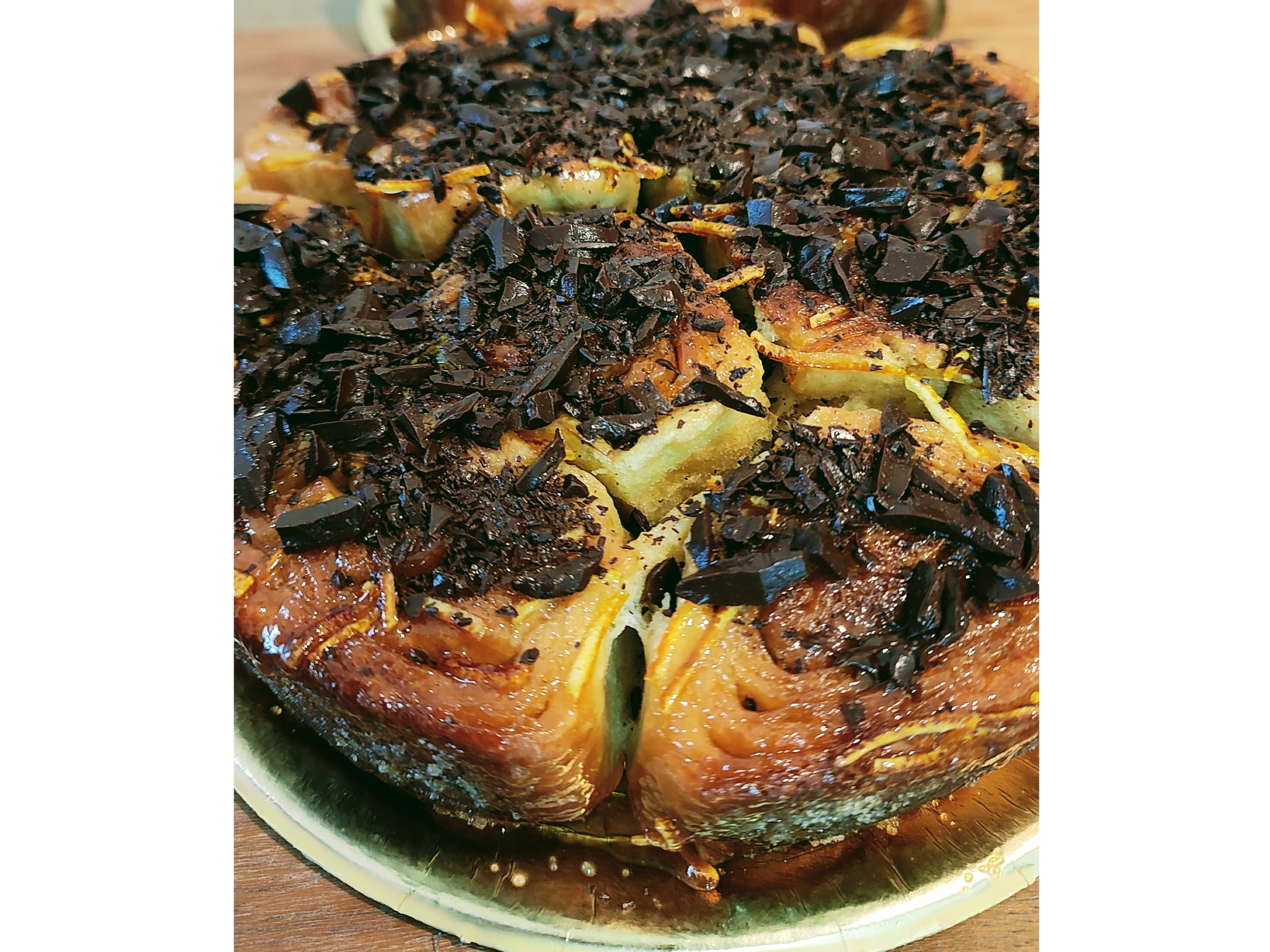 TORTA CUBIERTA CON CÁSCARA DE NARANJA Y CHOCOLATE