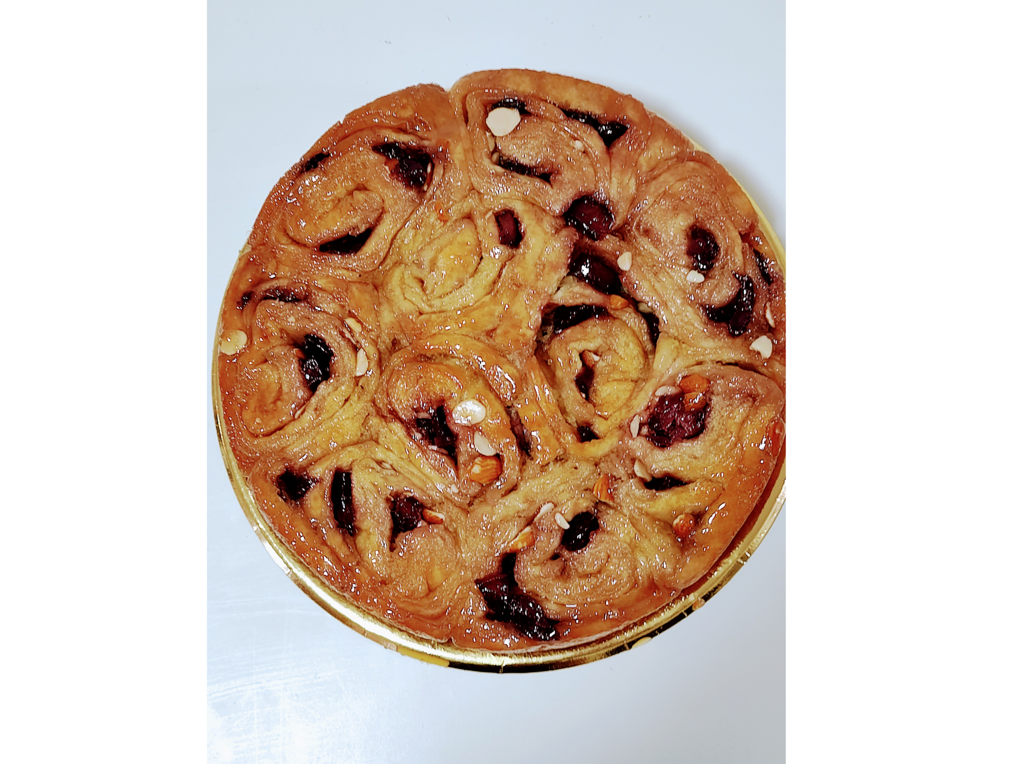 TORTA RELLENA PERAS AL MALBEC CON ALMENDRAS