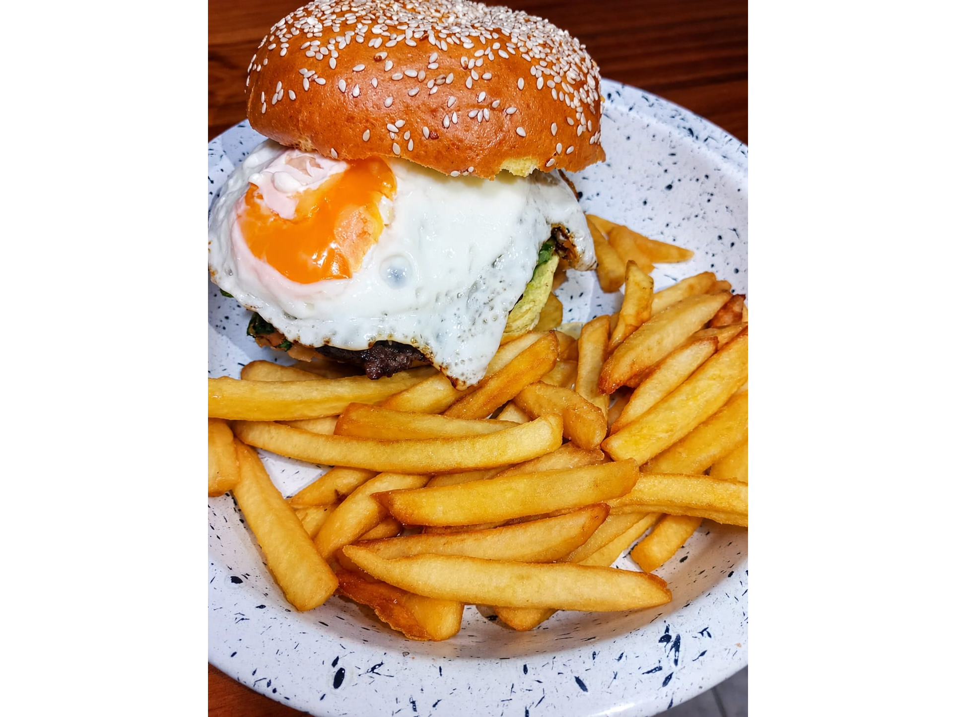 Hamburquesa Completa de Carnal - Tacos y Tragos