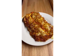 Canelones de pollo con salsa