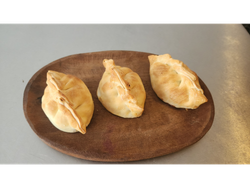 3 empanadas de pollo y verdeo + bebida 500 cc