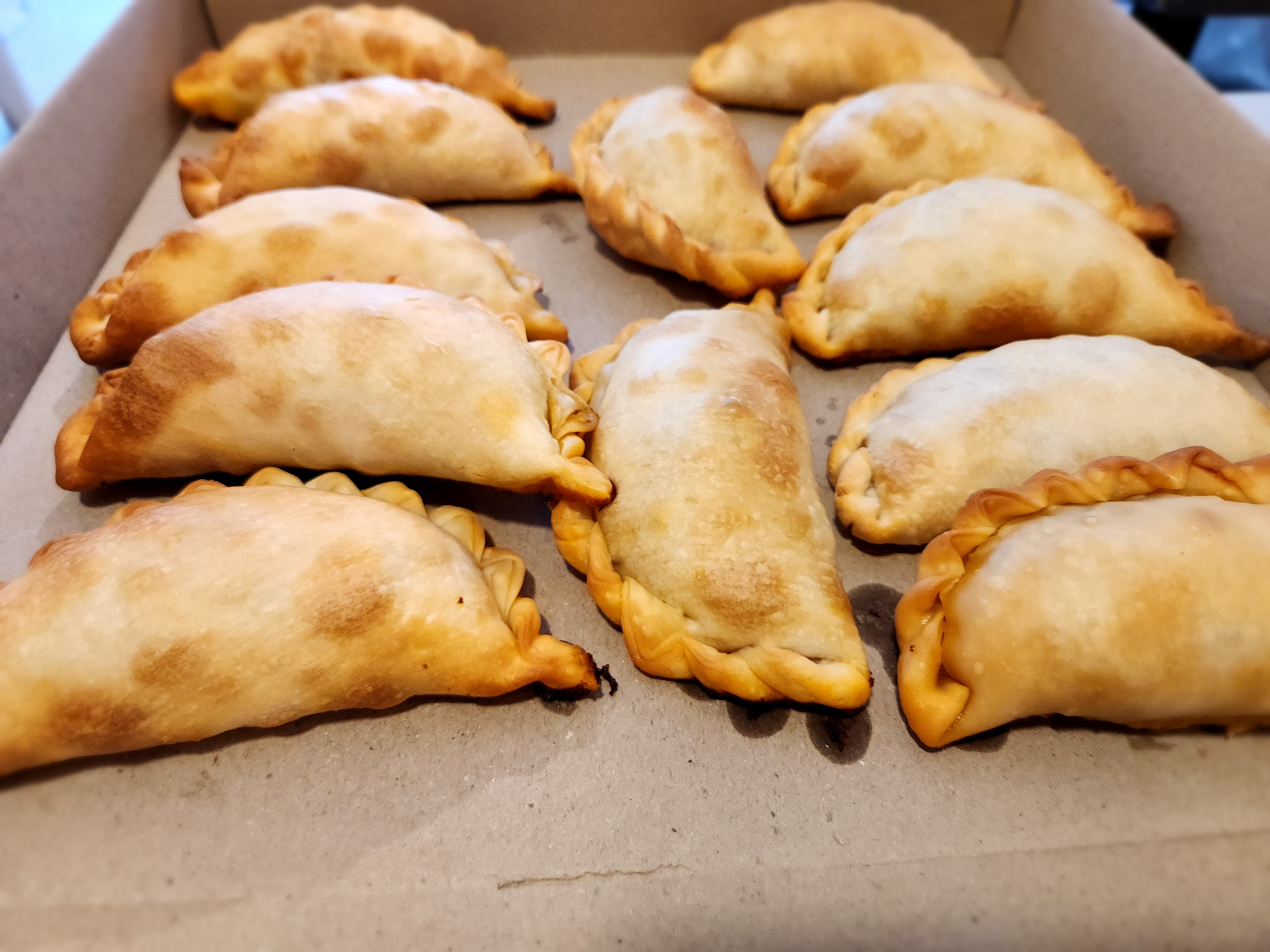 12 empanadas de pollo y verdeo