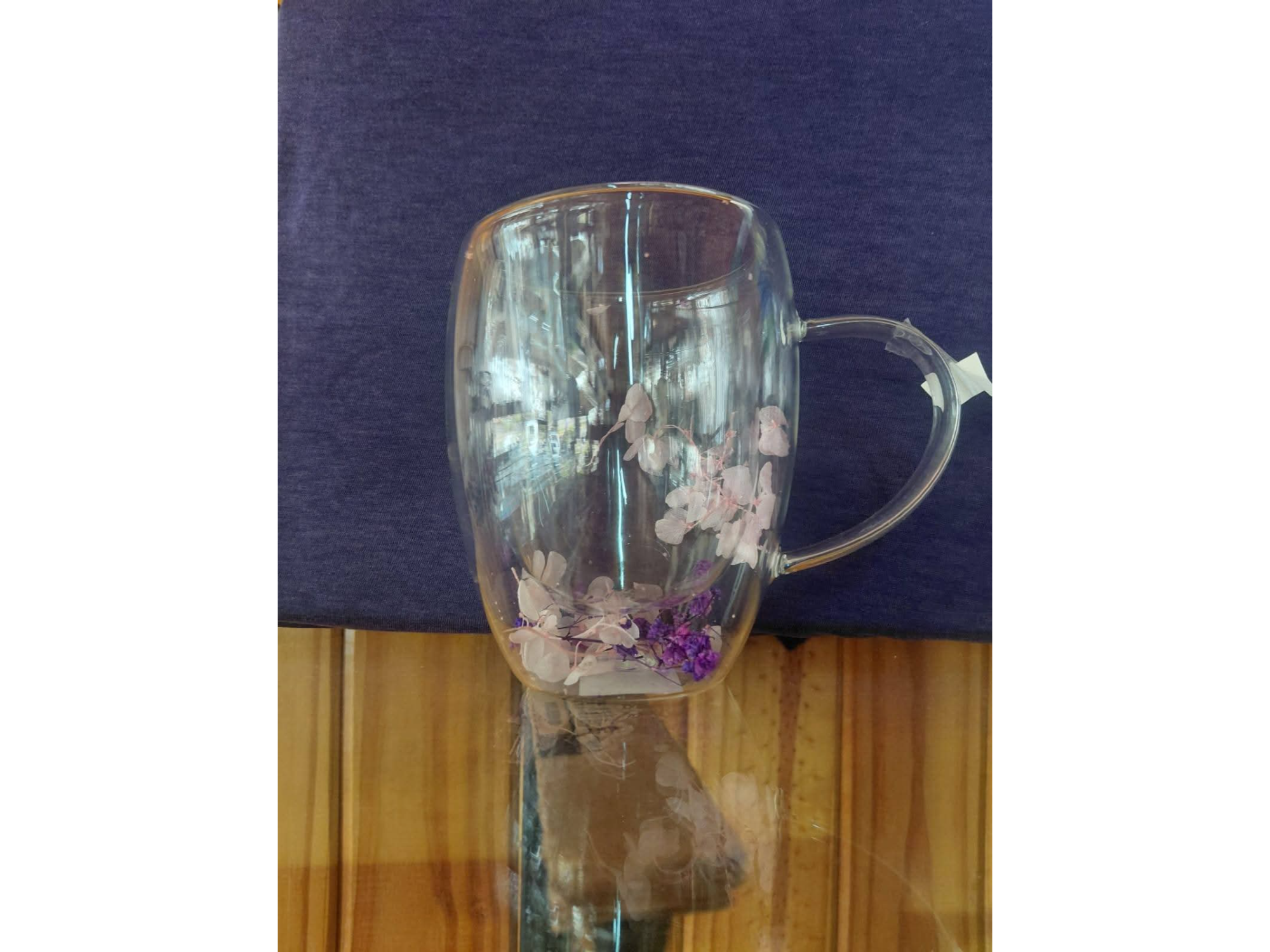TAZA DOBLE VIDRIO CON FLORES - COLOR VIOLETA SALMON .