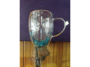 TAZA DOBLE VIDRIO CON FLORES - COLOR AZUL . de DE MENTE Y CHEQUELETE