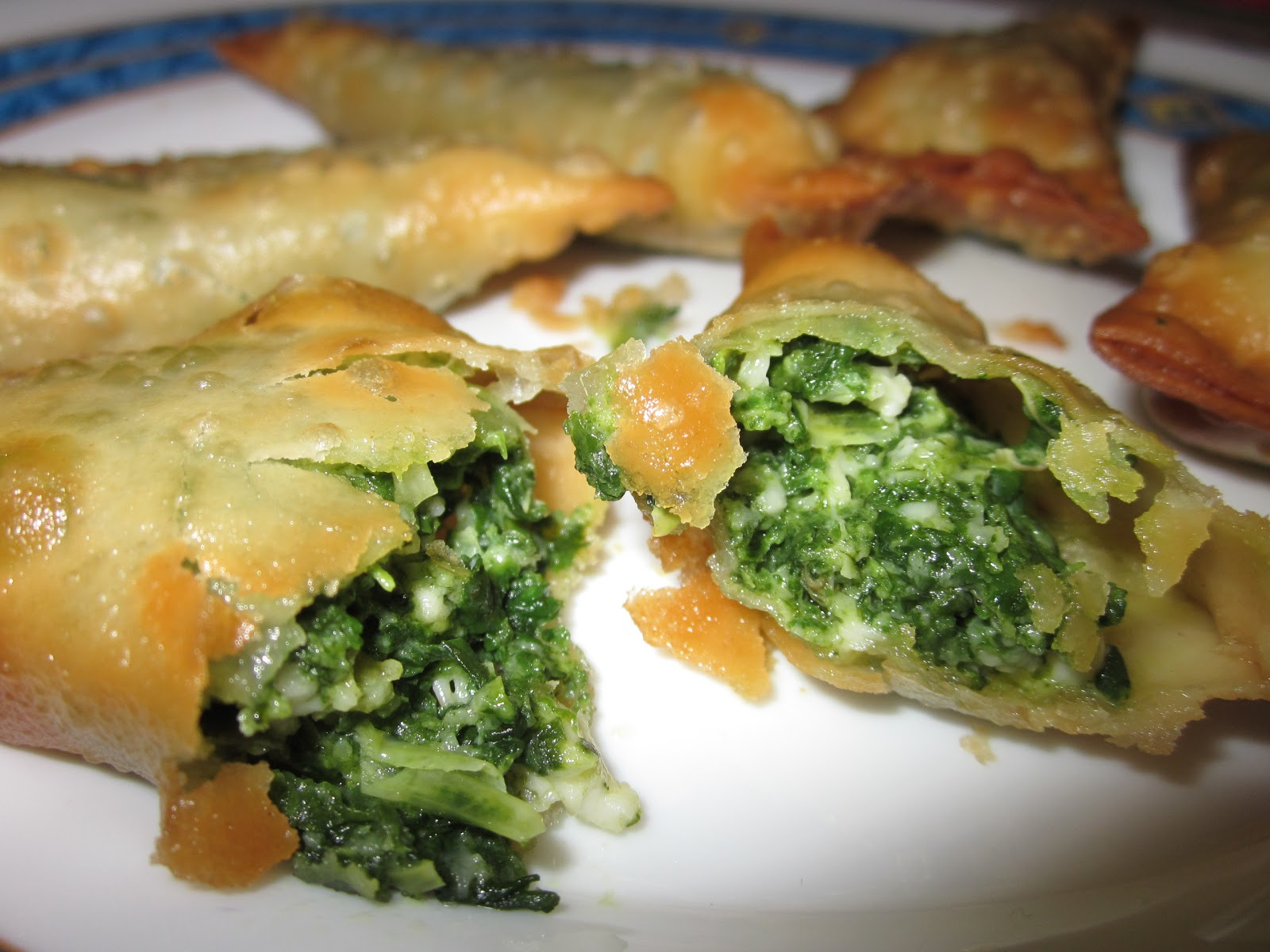 Masa de empanadas de espinaca rellena de zapallo, puerro y mozza x 6 unid.