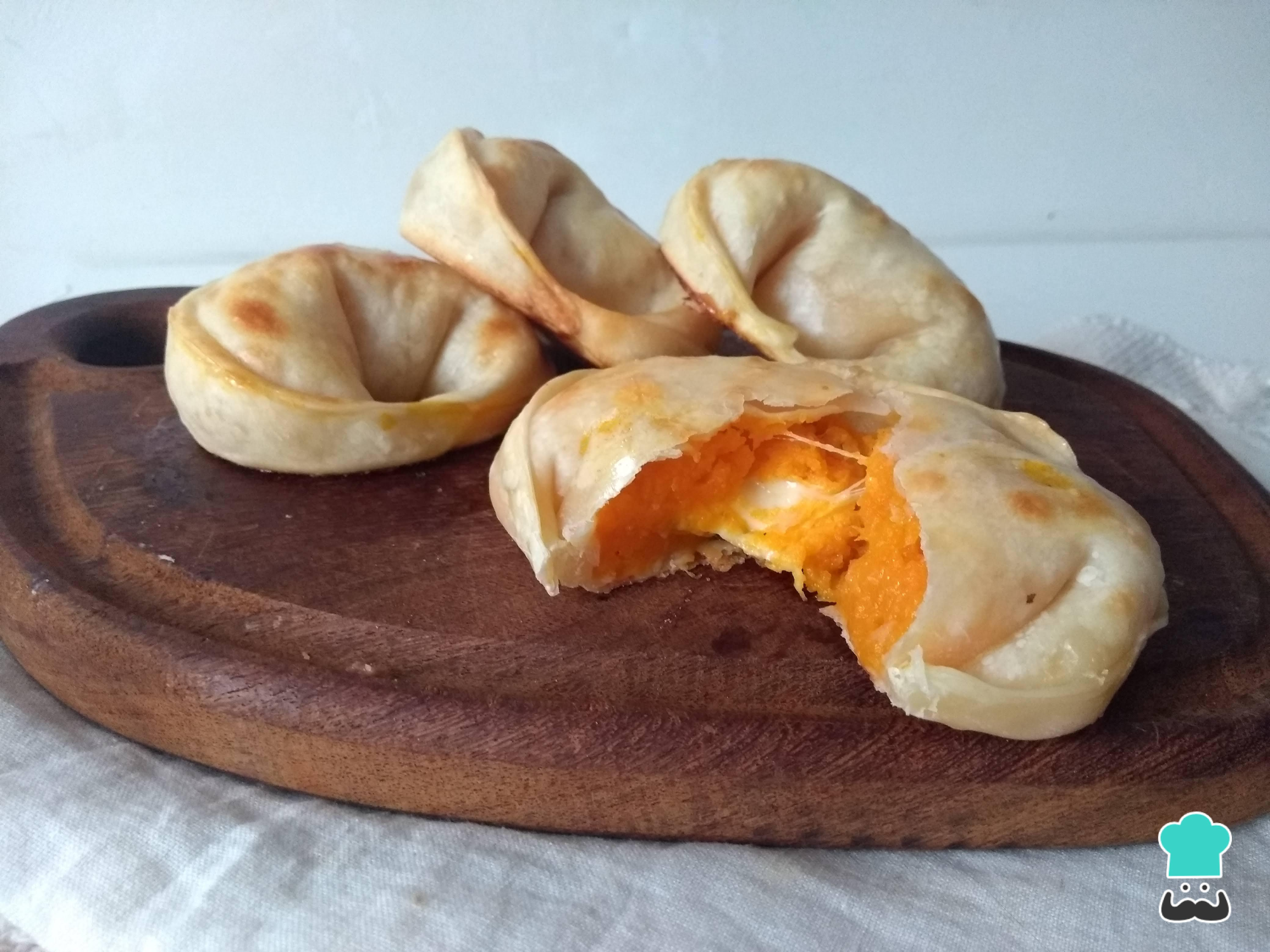 Masa de empanadas de zapallo rellena de jamon y queso x 6 unid.