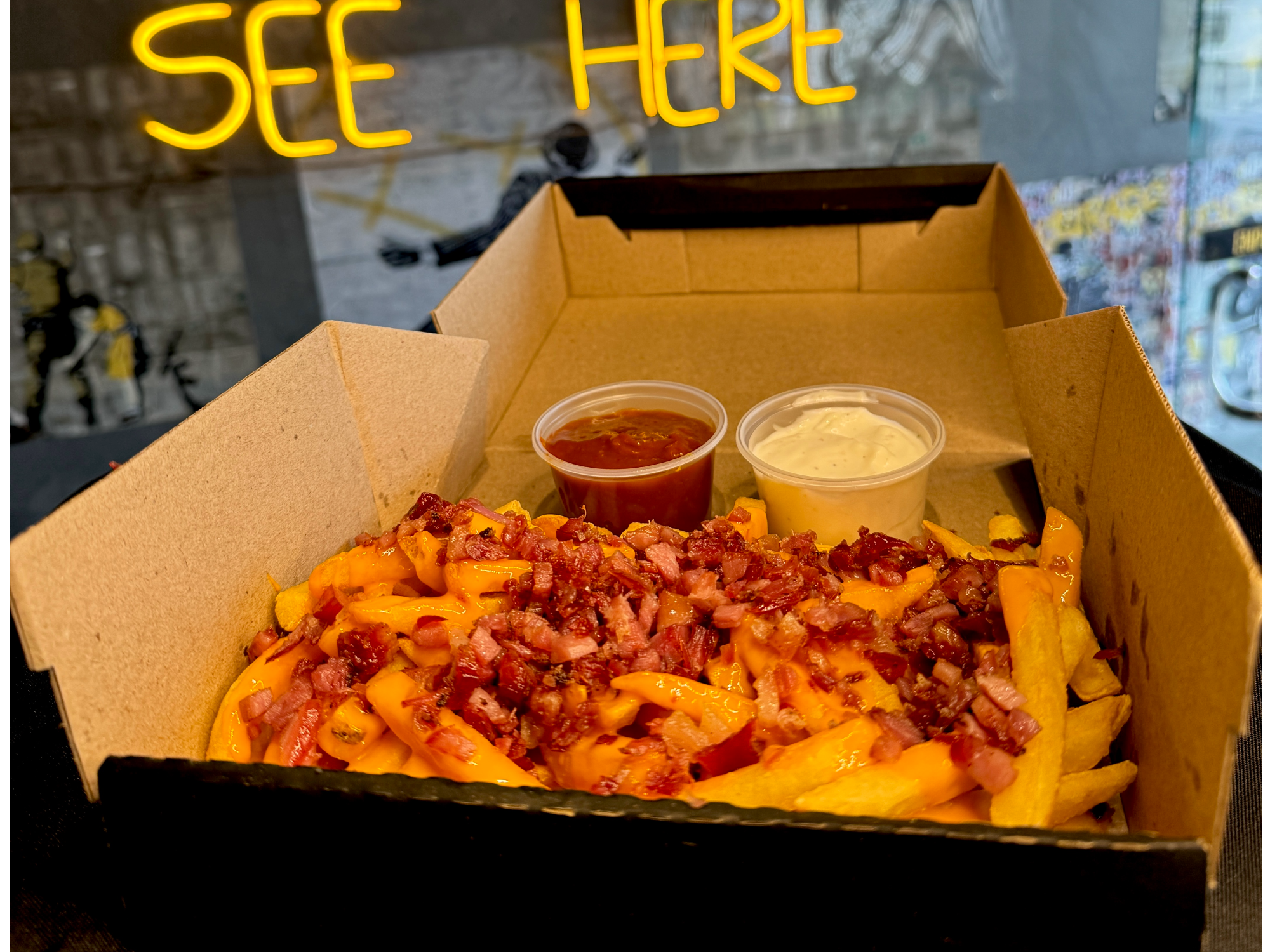 PAPAS FRITAS CON CHEDDAR Y BACON