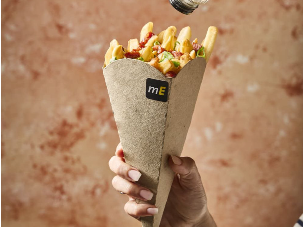 Porción de papas fritas con cheddar y bacon