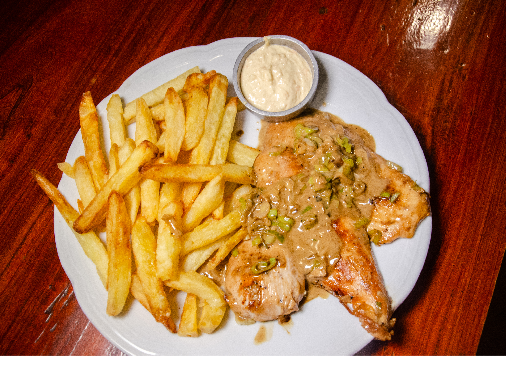 Pechuga de pollo a la plancha con salsa de puerro.