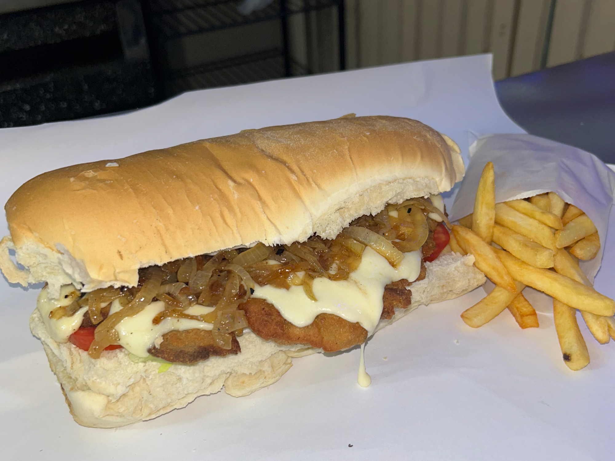 Sandwich de mila con cebolla caramelizada