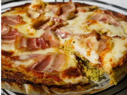 Pizza con masa de brocoli con panceta y queso
