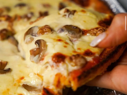 Pizza masa de calabaza y zanahoria con queso, hongos y nueces