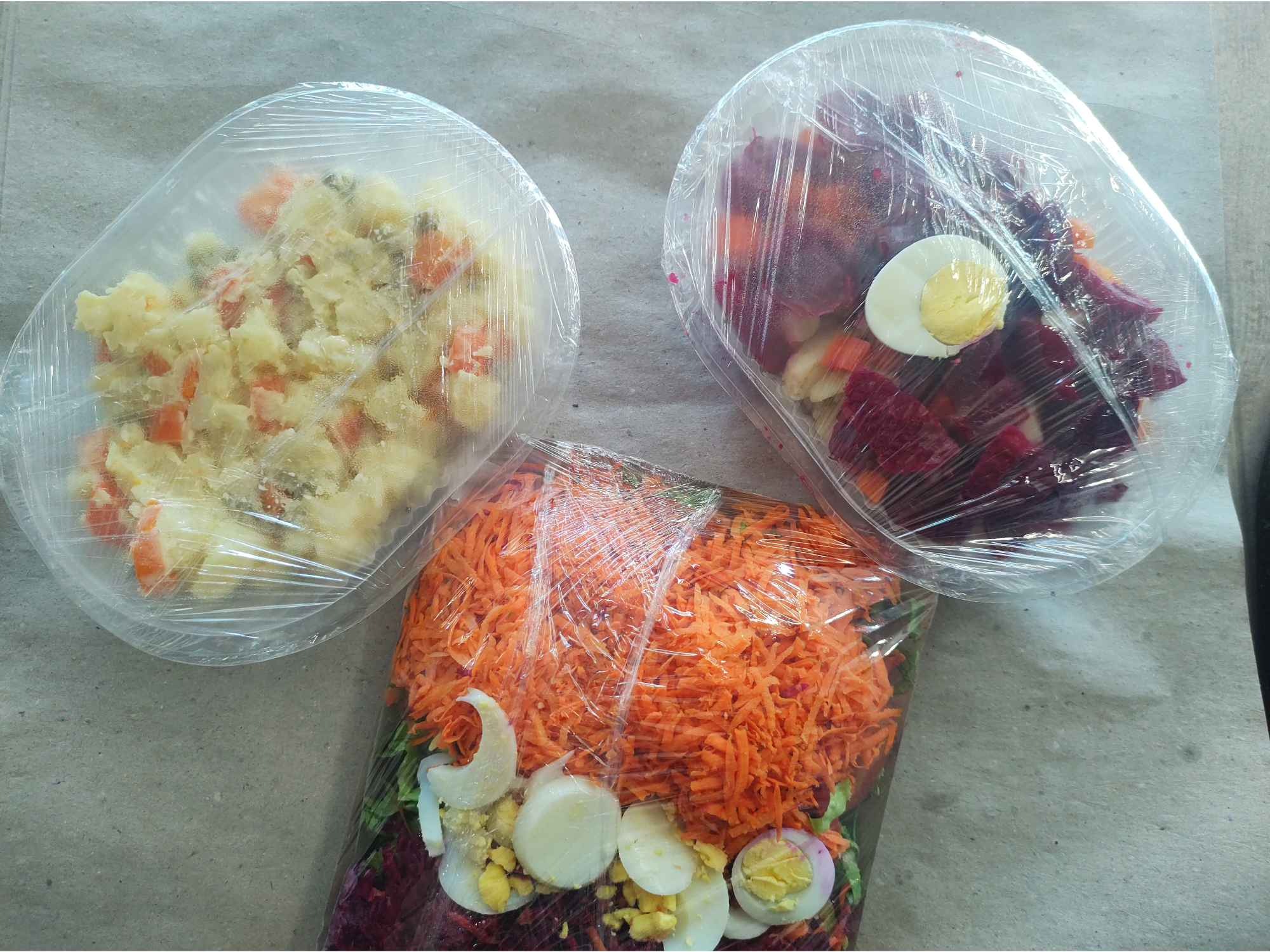 2 pollos 1 papa frita y una ensalada