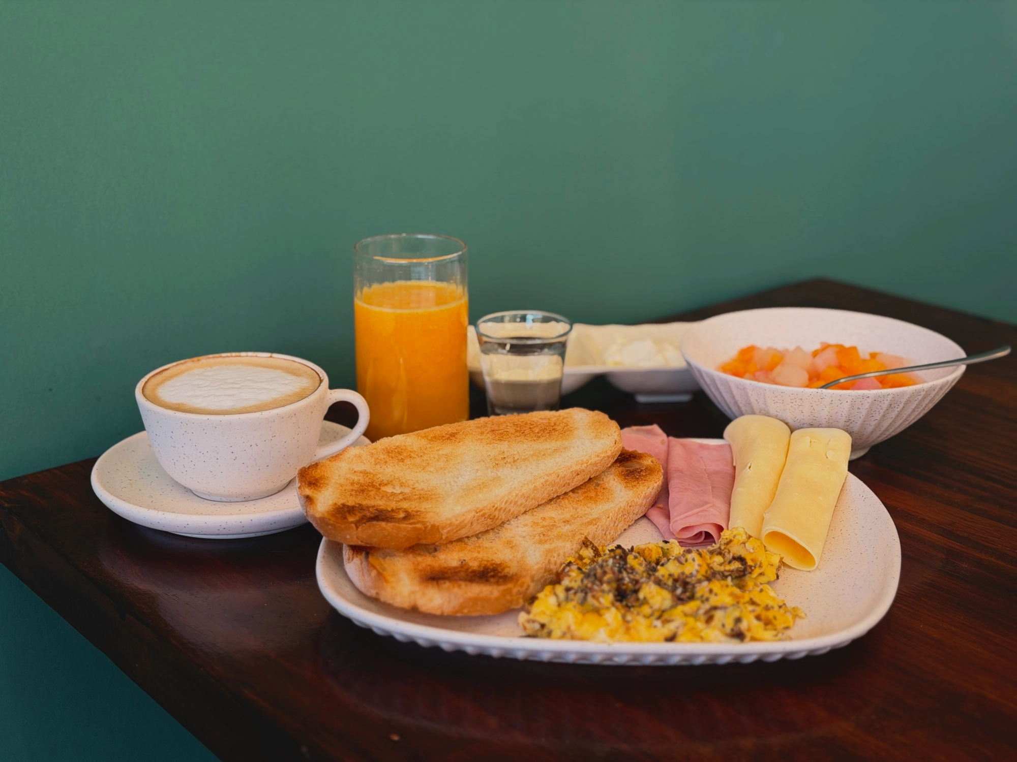 COMBO SALUDABLE; Infusión a elección + 2 tostadas + jamón y queso + huevo revuelto + bowl de ensalada de frutas + jugo de naranja + soda