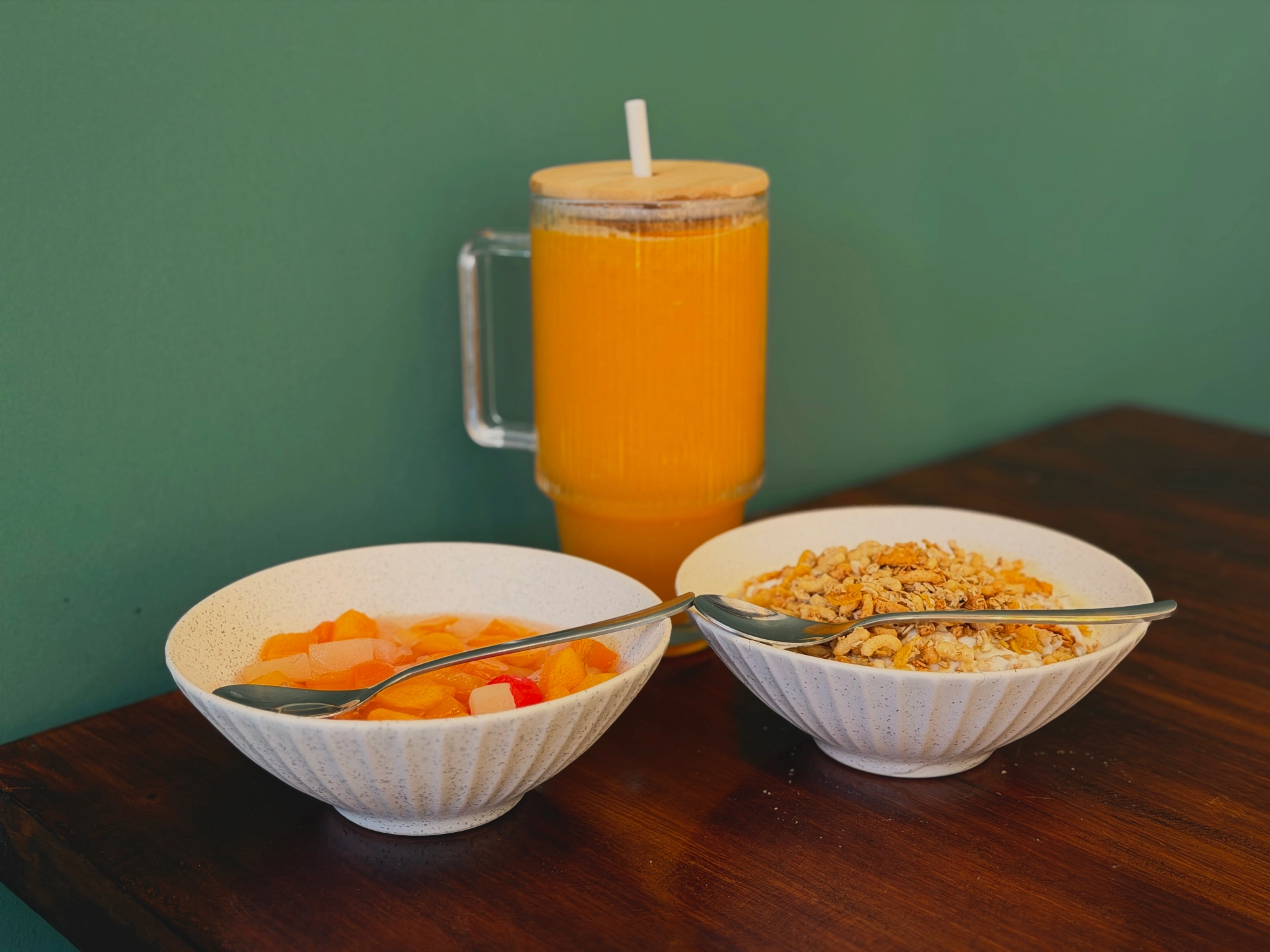 COMBO LIVIANO: Bowl de yogurt con granola + bowl de ensalada de frutas + jugo de naranja XXL