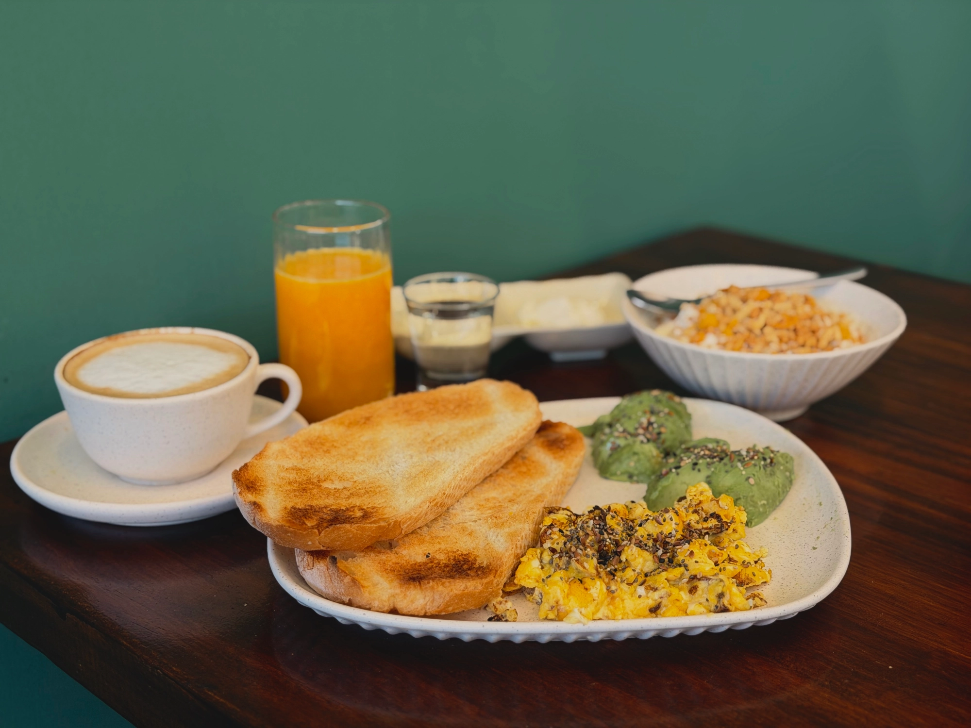 COMBO PROTEICO: Infusión a elección + 2 tostadas + huevo revuelto + palta + bowl de yogurt con granola+ jugo de naranja + soda