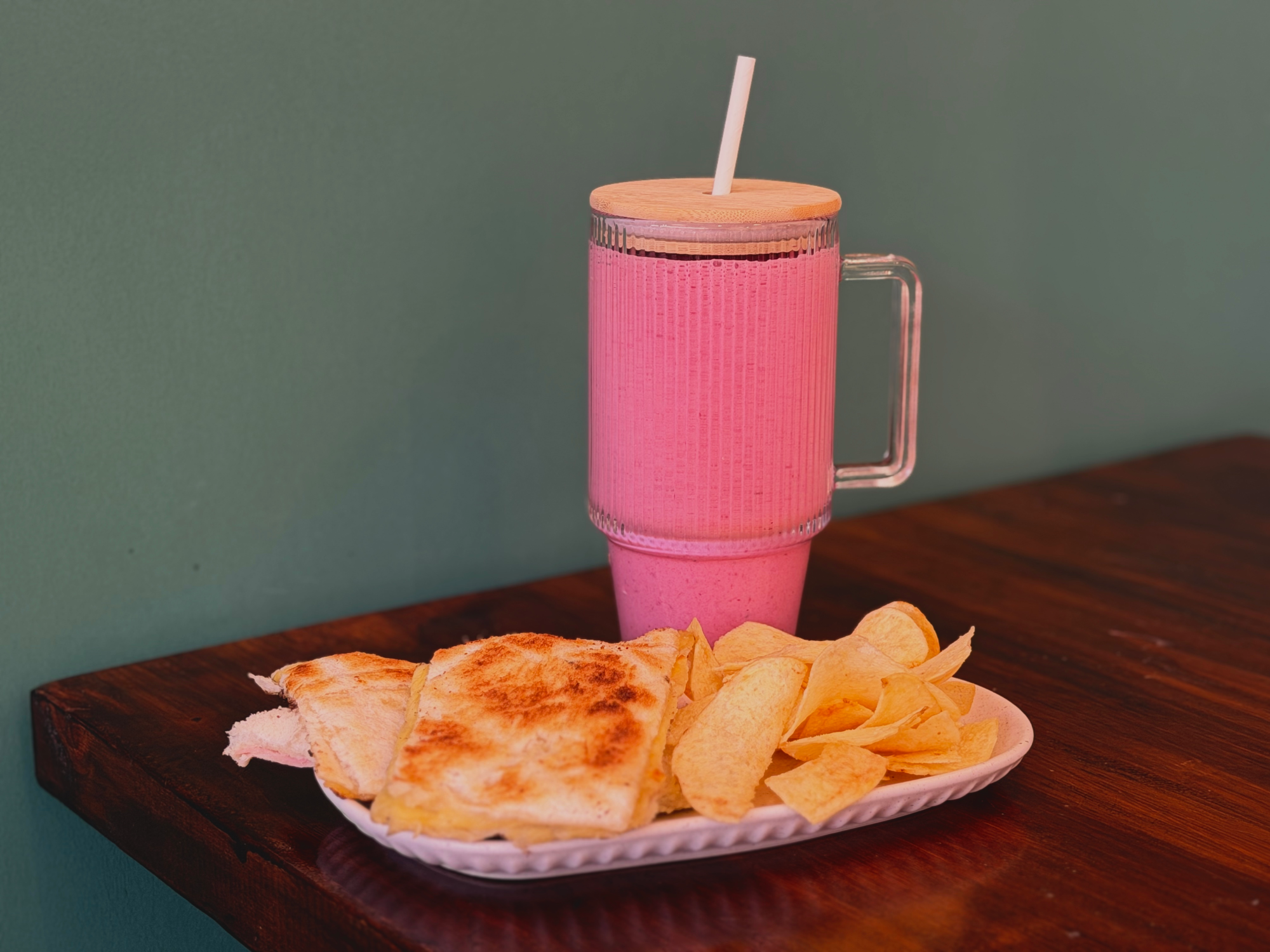 TENTACION SALADA: Licuado de frutas EN JARRO QUENCHER + tostado de jamon y queso + papas copetin de brumacarta