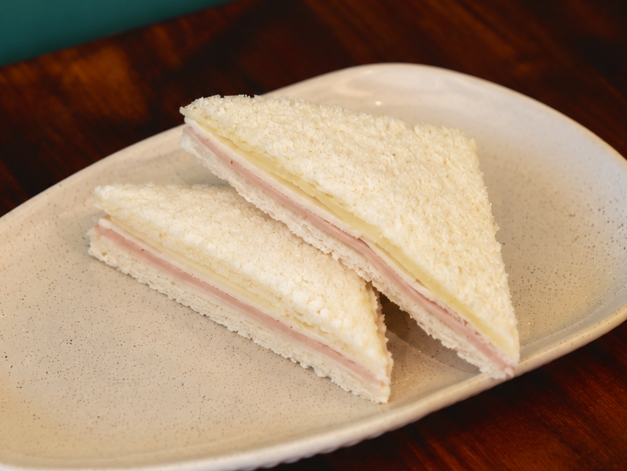SANDWICH DE MIGA TRIANGULAR JAMON y QUESO