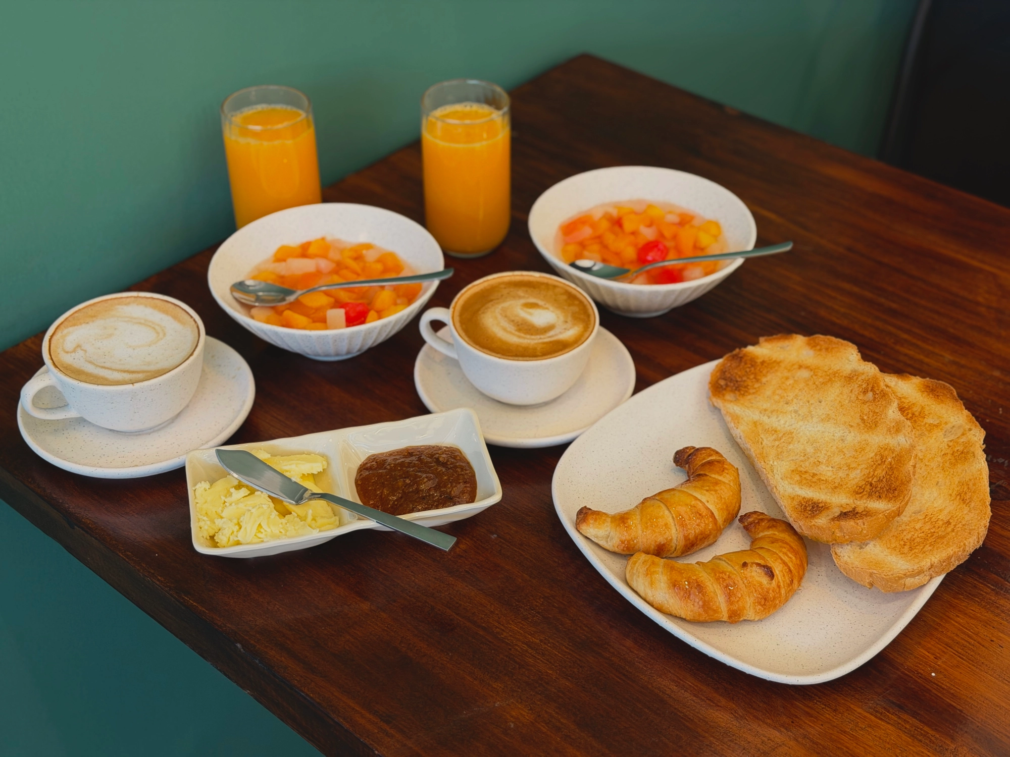 BRUNCH BRUMA PARA DOS: 2 infusiones a elección + 2 medialunas + 2 tostadas + queso crema + mermelada + budín a elección  + 2 bowl de ensalada de frutas + 2 jugo de naranja + 2 soda