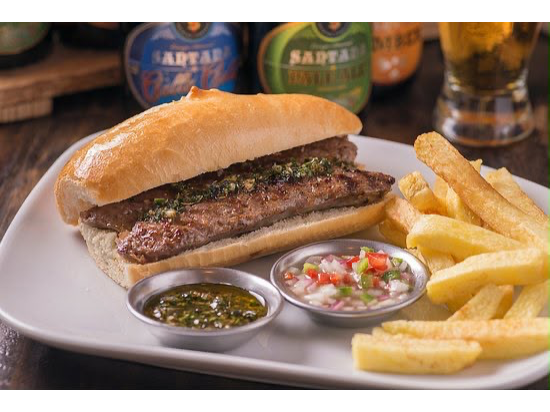 Choripan con porcion de papas