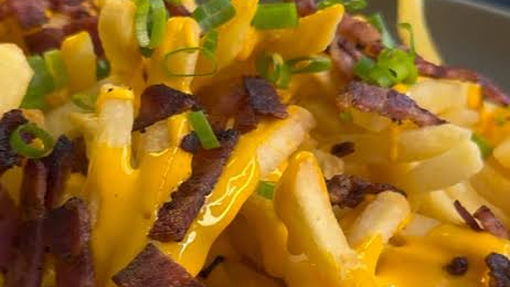 PAPAS CON CHEDDAR-PANCETA Y VERDEO