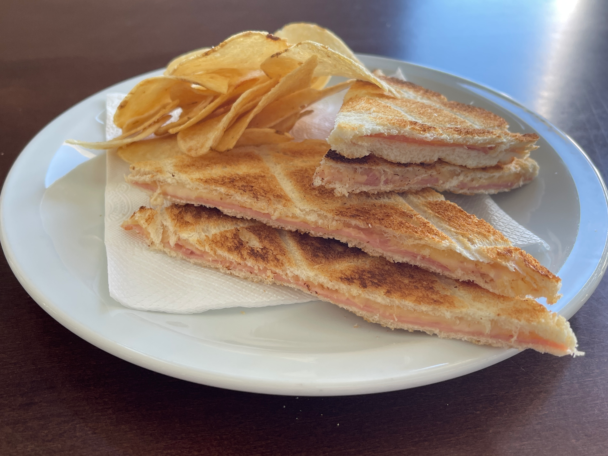 Tostado Grande Jamon y Queso + snacks