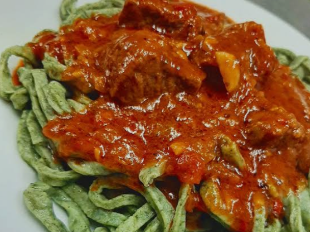 Tallarines de espinaca con salsa bolognesa