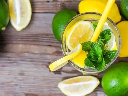 Limonada con menta y jengibre