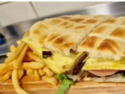 Sándwich de Milanesa provenzal con papas fritas