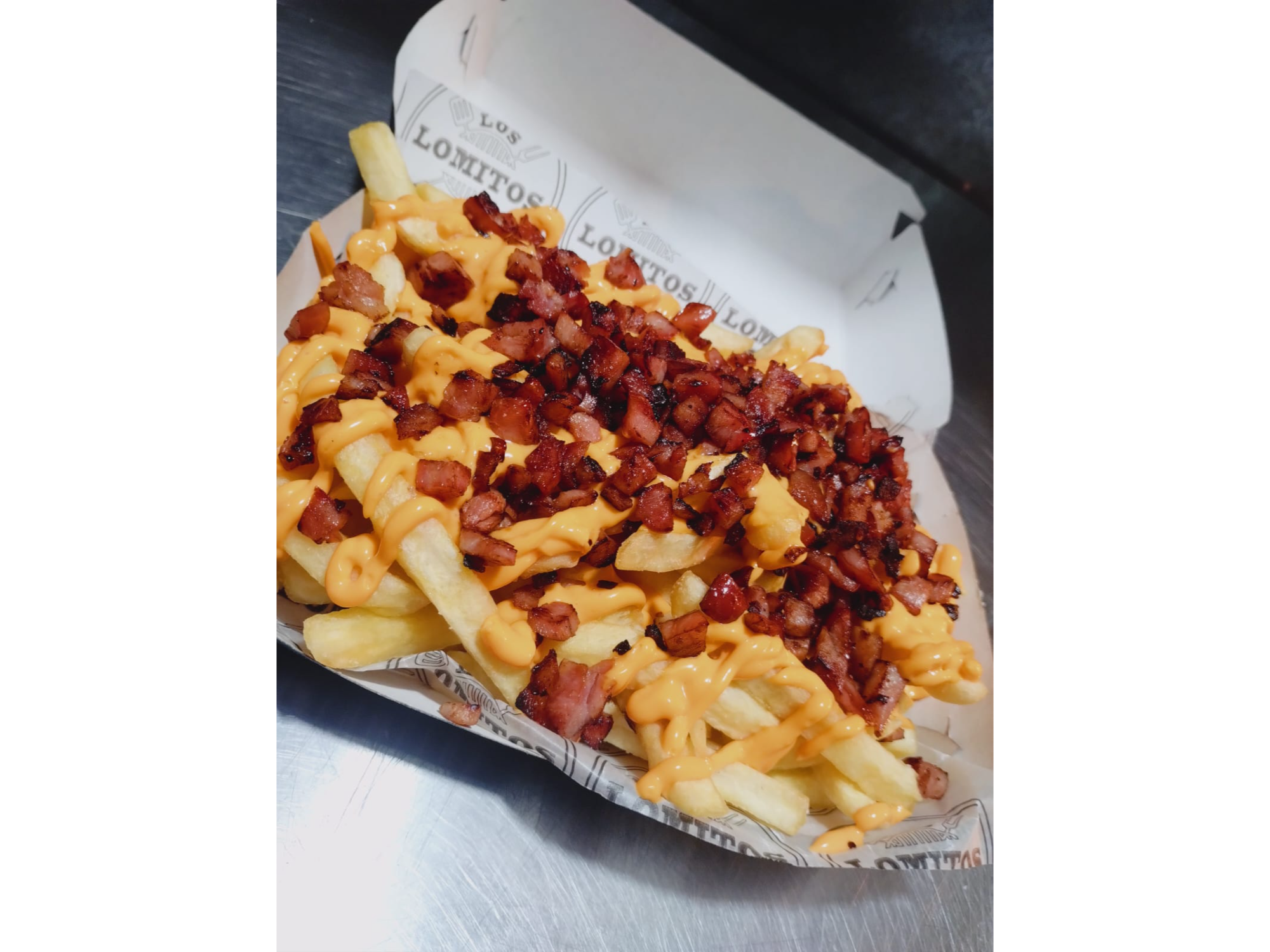 PAPAS CON CHEDDAR ROJO Y PANCETA