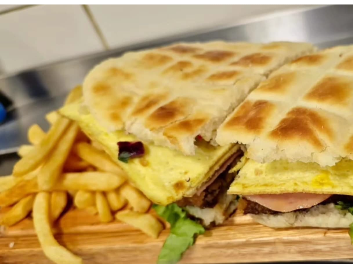 Sándwich de Milanesa Cuatro Quesos con papas