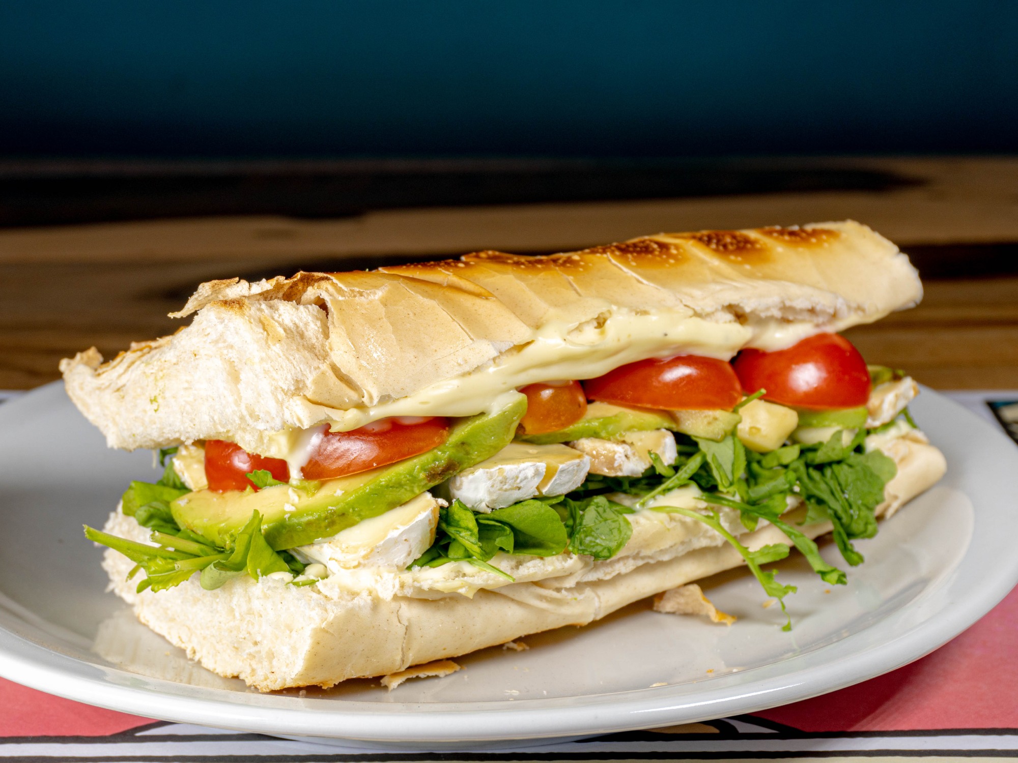 Sánguche de rúcula. palta y brie