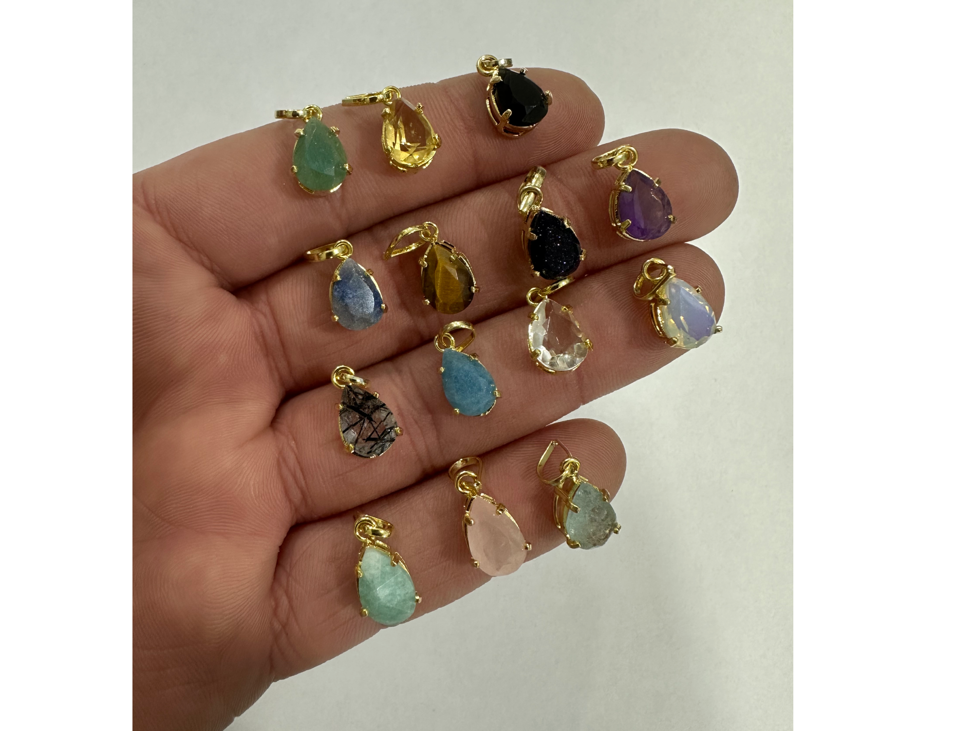 Gota facetada dorada