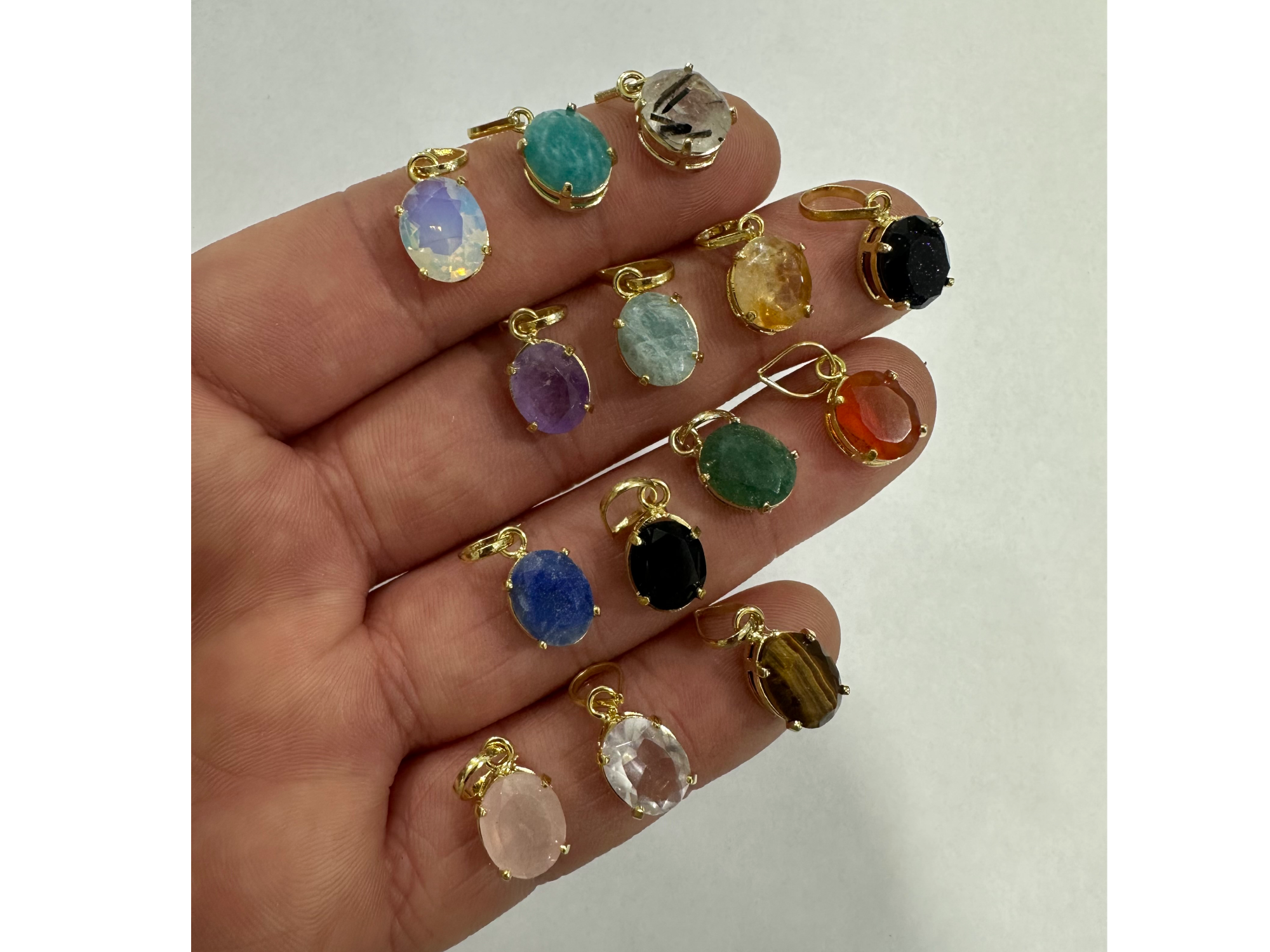 Oval facetado dorado