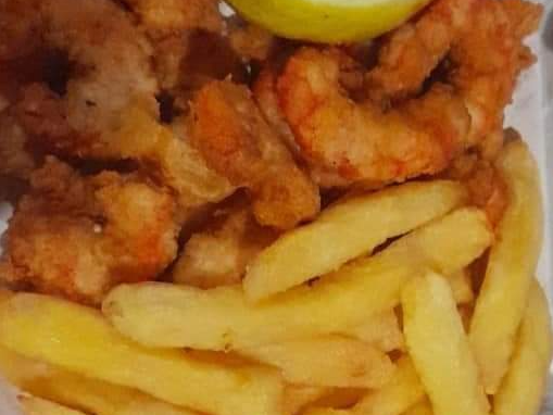 Bandeja de rabas langostinos, salchichas envueltas y papas fritas