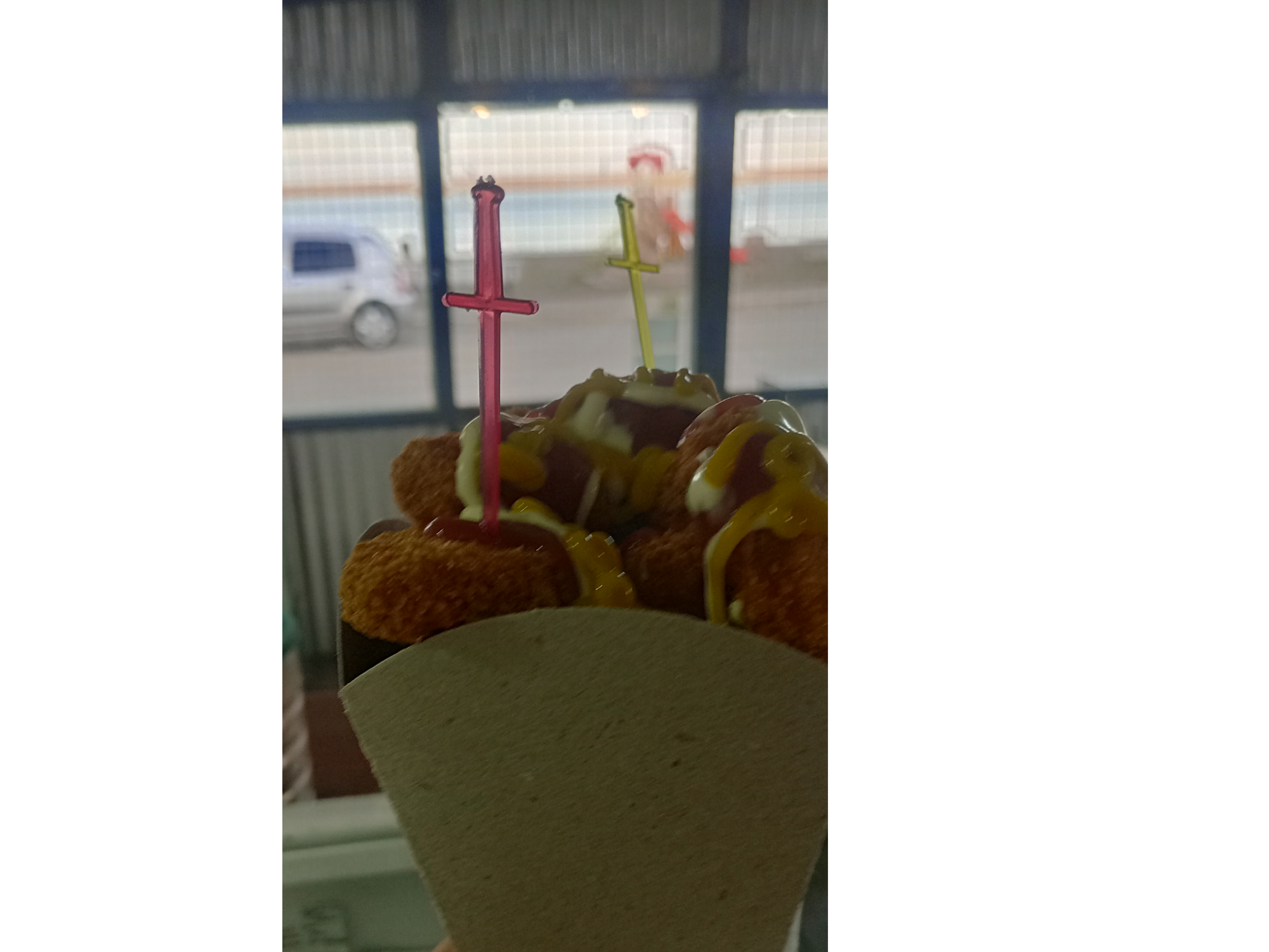 Cono de snacks de pollo crocante