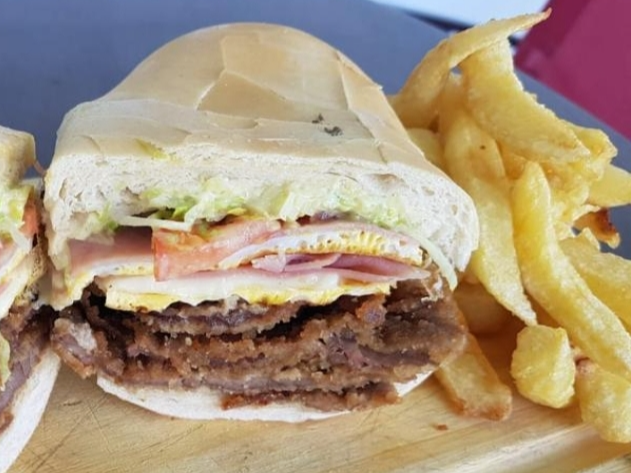 Milanesa cuatro quesos con papas