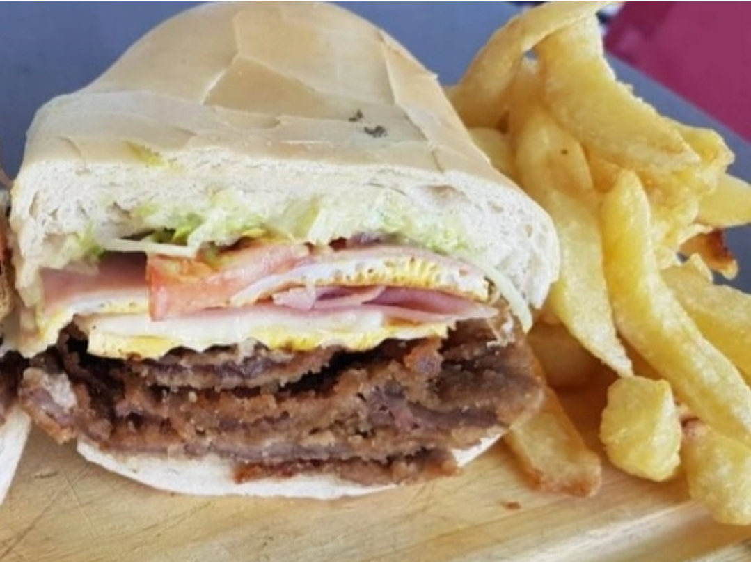 Sándwich de Milanesa Mexicano con Papas