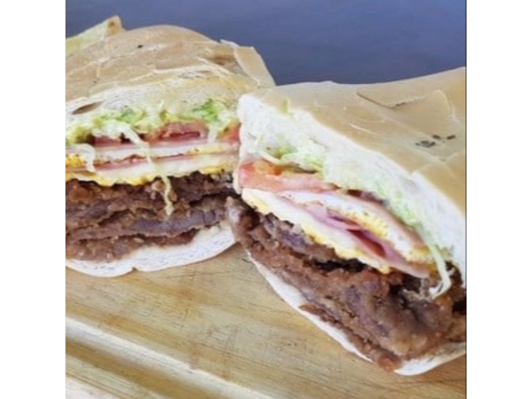 Sándwich de Milanesa al champignon con papas