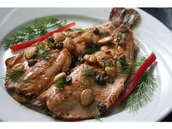 Trucha a la manteca negra con papas españolas