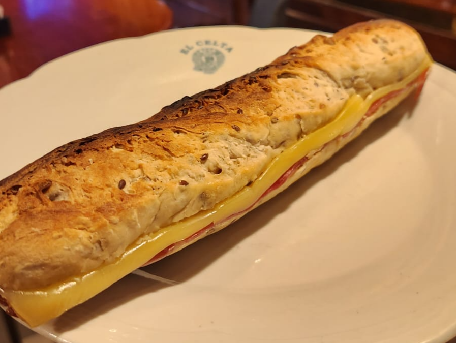 BAGUETIN DE JAMON CRUDO Y QUESO