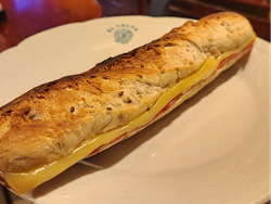 BAGUETIN DE JAMON CRUDO Y QUESO