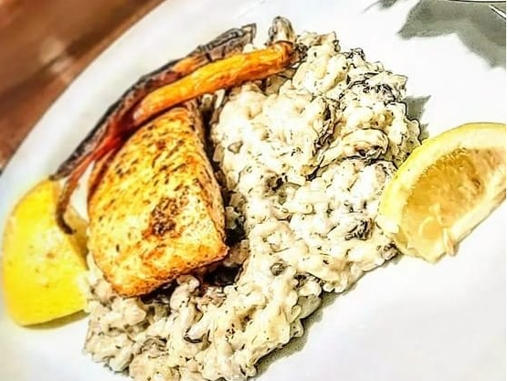 ANCHOA DE BANCO AL LIMON SOBRE CREMOSO DE ARROZ