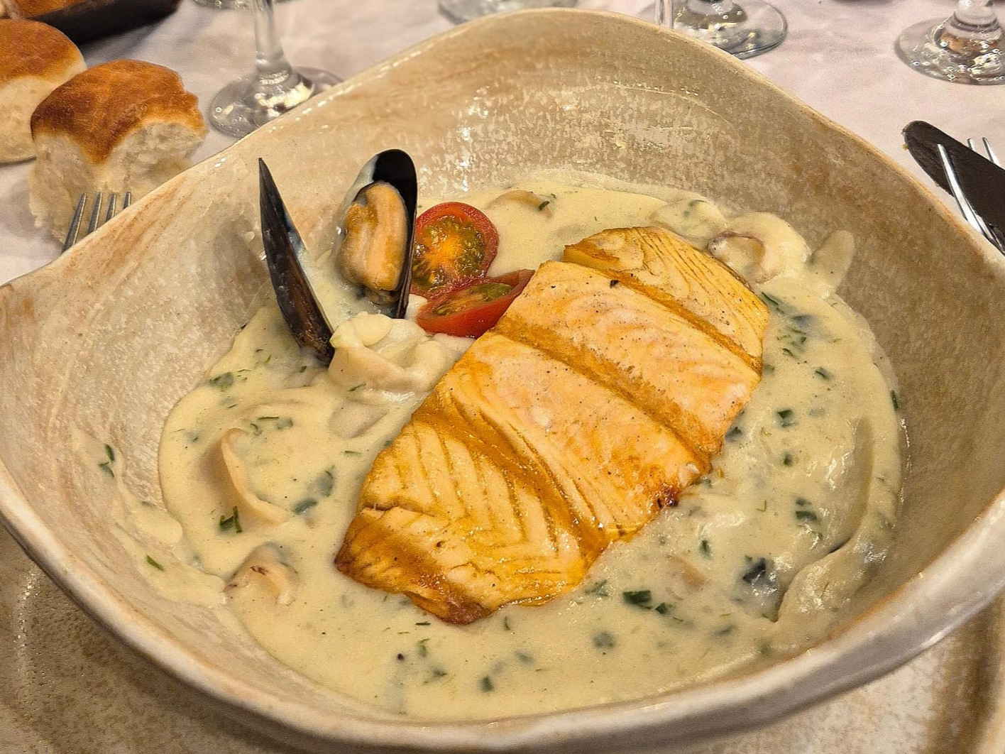 CAZUELA DE SALMON ROSADO Y CALAMAR A LA CREMA