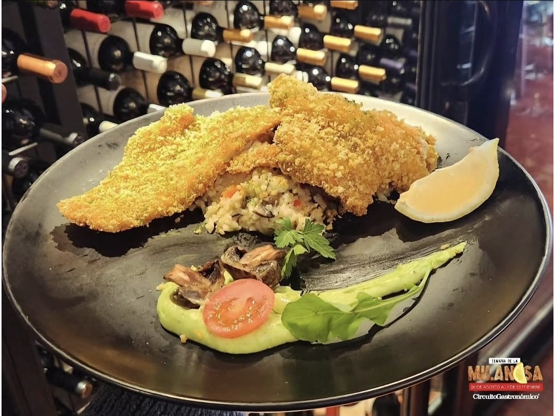 MILANESA DE CORVINA SOBRE ARROZ CREMOSO