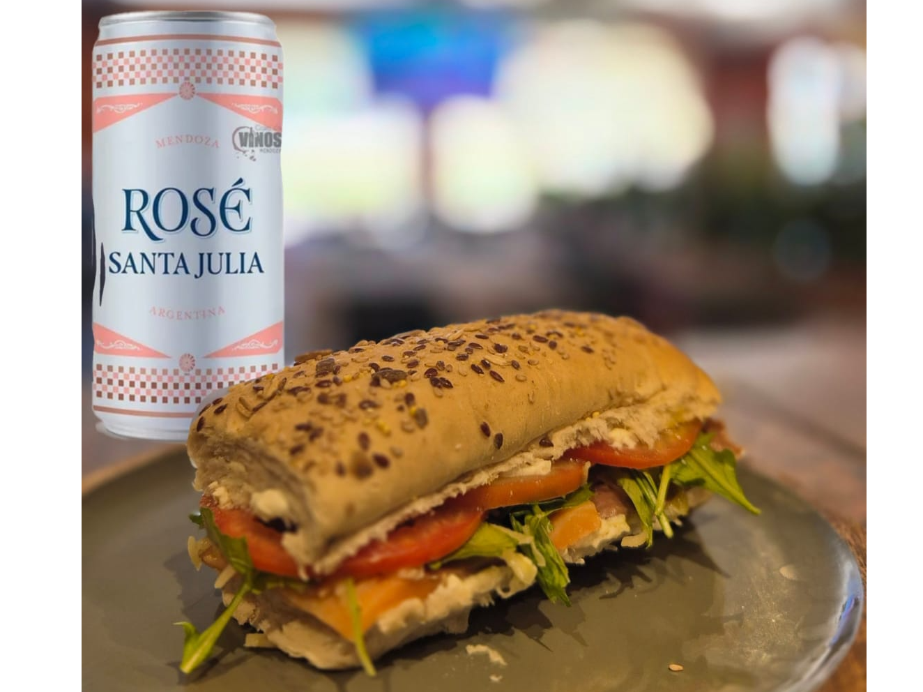 COMBO OCTUBRE ROSA: SANDWICH DE SALMON ROSADO MARINADO + SANTA JULIA ROSE LATA