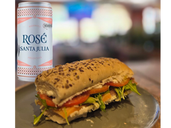 COMBO OCTUBRE ROSA: SANDWICH DE SALMON ROSADO MARINADO + SANTA JULIA ROSE LATA